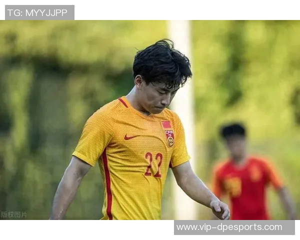 方昊回防积极却意外铲翻队友张源致敬马季奇经典瞬间引发笑声